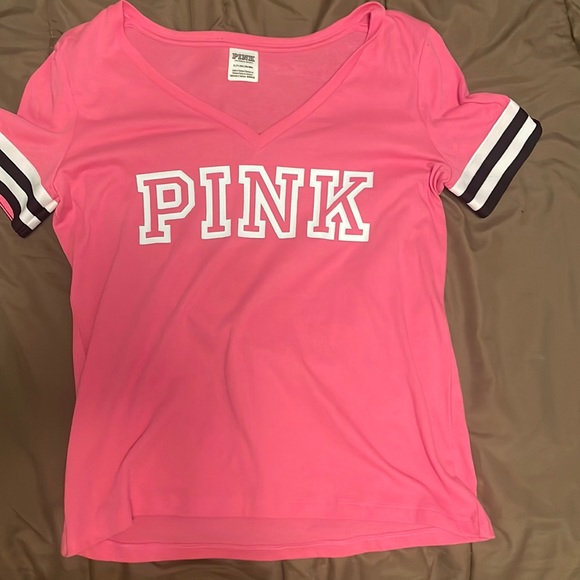 This is a never warn vs pink tee shirt. Brand new size small - Picture 1 of 4